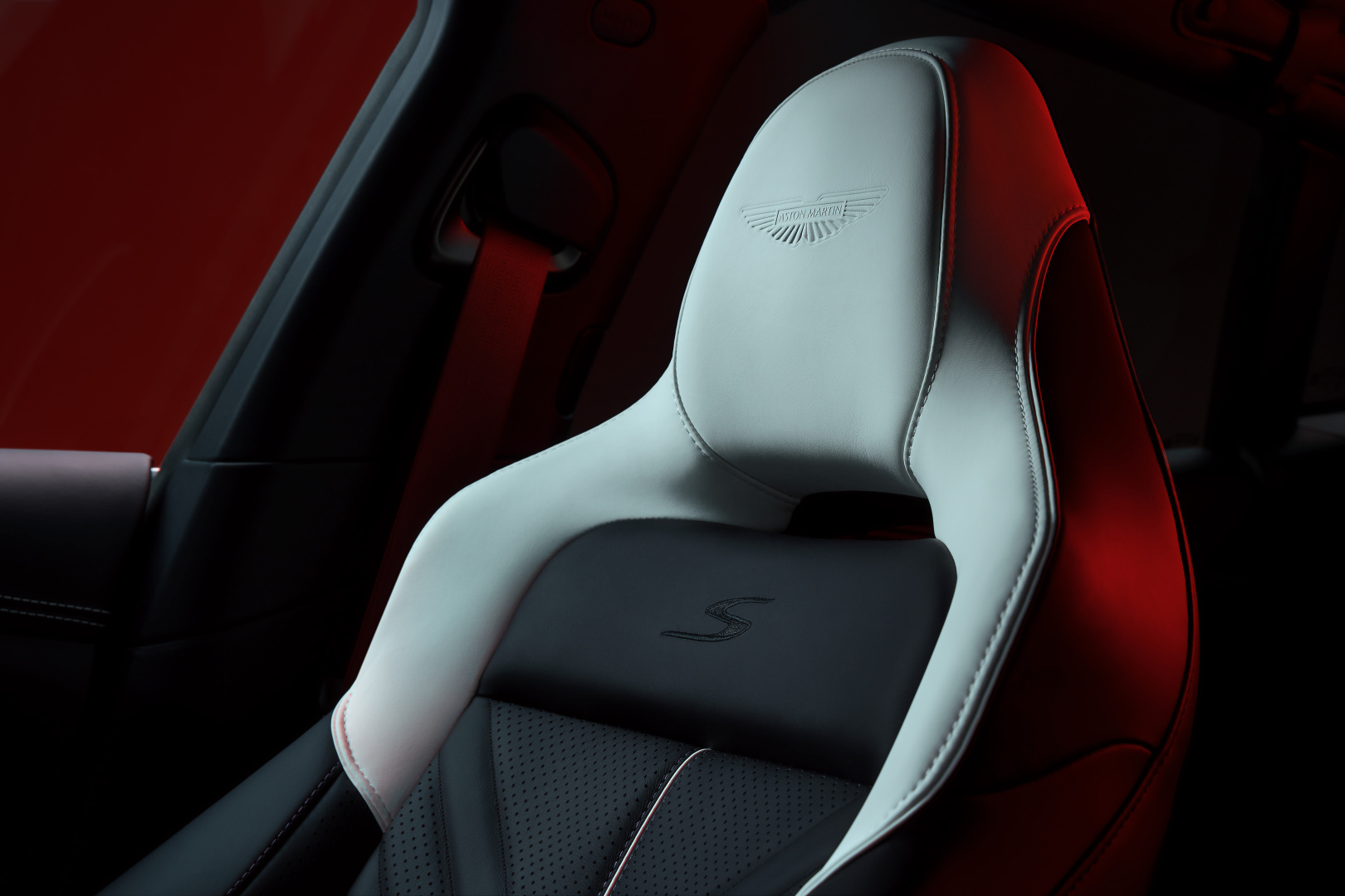 SMALL_Aston Martin DBX S_19